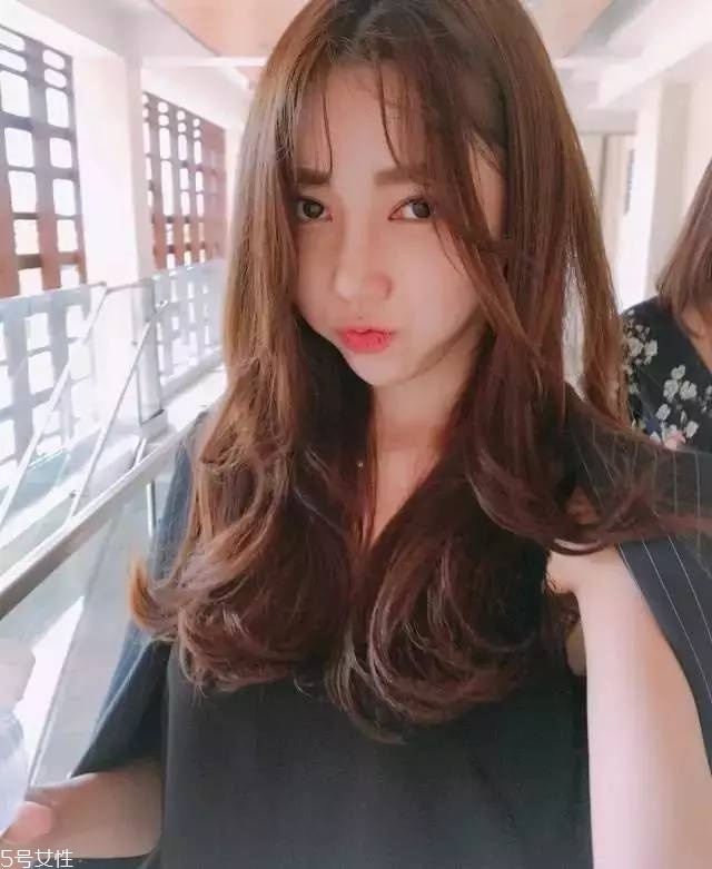 蓬松微曲卷發(fā)教程 微卷發(fā)型女中長發(fā)圖片 蓬松微曲卷發(fā)教程 微卷發(fā)型女中長發(fā)圖片