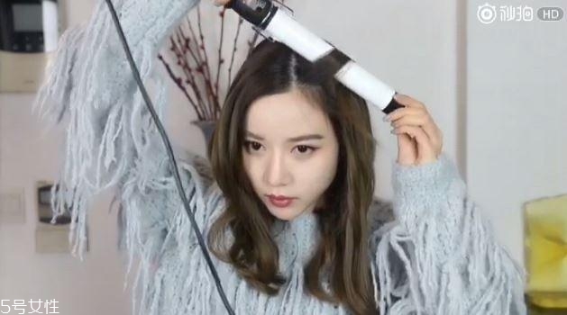 蓬松微曲卷發(fā)教程 微卷發(fā)型女中長發(fā)圖片 蓬松微曲卷發(fā)教程 微卷發(fā)型女中長發(fā)圖片