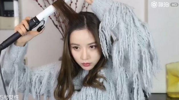 蓬松微曲卷發(fā)教程 微卷發(fā)型女中長發(fā)圖片 蓬松微曲卷發(fā)教程 微卷發(fā)型女中長發(fā)圖片