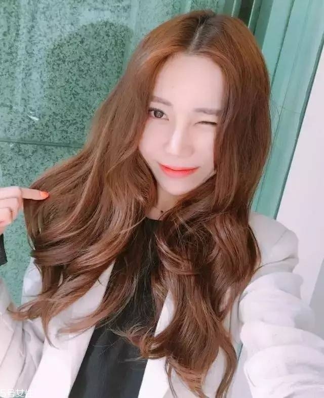 蓬松微曲卷發(fā)教程 微卷發(fā)型女中長發(fā)圖片 蓬松微曲卷發(fā)教程 微卷發(fā)型女中長發(fā)圖片