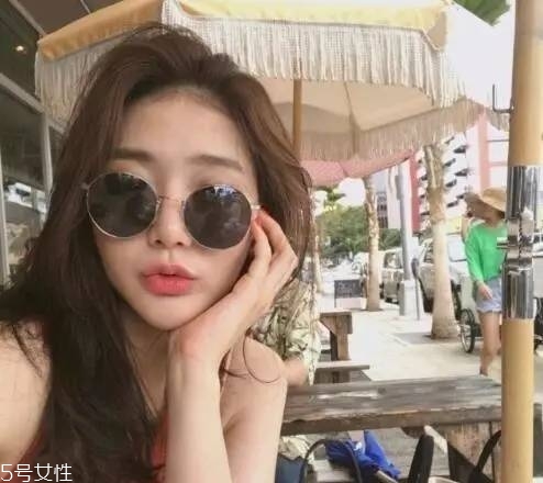 蓬松微曲卷發(fā)教程 微卷發(fā)型女中長發(fā)圖片 蓬松微曲卷發(fā)教程 微卷發(fā)型女中長發(fā)圖片