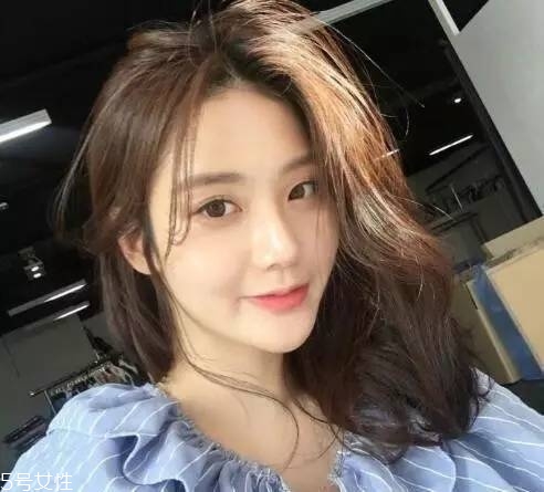 蓬松微曲卷發(fā)教程 微卷發(fā)型女中長發(fā)圖片 蓬松微曲卷發(fā)教程 微卷發(fā)型女中長發(fā)圖片