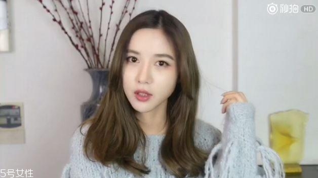 蓬松微曲卷發(fā)教程 微卷發(fā)型女中長發(fā)圖片 蓬松微曲卷發(fā)教程 微卷發(fā)型女中長發(fā)圖片