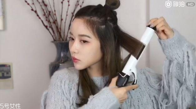 蓬松微曲卷發(fā)教程 微卷發(fā)型女中長發(fā)圖片 蓬松微曲卷發(fā)教程 微卷發(fā)型女中長發(fā)圖片