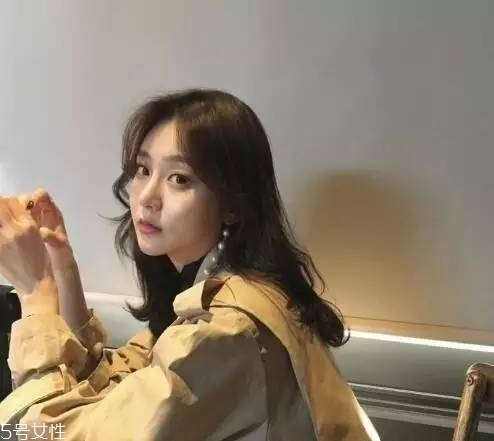 蓬松微曲卷發(fā)教程 微卷發(fā)型女中長發(fā)圖片 蓬松微曲卷發(fā)教程 微卷發(fā)型女中長發(fā)圖片