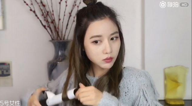 蓬松微曲卷發(fā)教程 微卷發(fā)型女中長發(fā)圖片 蓬松微曲卷發(fā)教程 微卷發(fā)型女中長發(fā)圖片