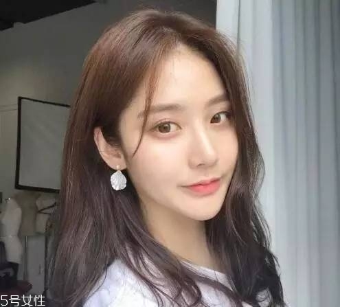 蓬松微曲卷發(fā)教程 微卷發(fā)型女中長發(fā)圖片 蓬松微曲卷發(fā)教程 微卷發(fā)型女中長發(fā)圖片