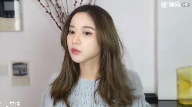 蓬松微曲卷發(fā)教程 微卷發(fā)型女中長發(fā)圖片 蓬松微曲卷發(fā)教程 微卷發(fā)型女中長發(fā)圖片