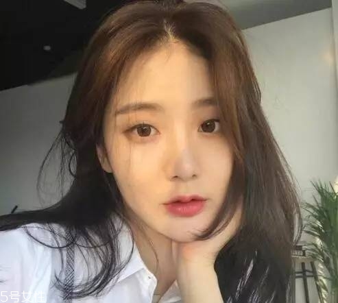 蓬松微曲卷發(fā)教程 微卷發(fā)型女中長發(fā)圖片 蓬松微曲卷發(fā)教程 微卷發(fā)型女中長發(fā)圖片