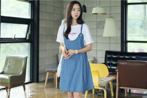 牛仔連衣裙里面穿什么？牛仔連衣裙內(nèi)搭圖片