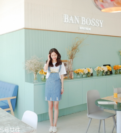 牛仔連衣裙里面穿什么？牛仔連衣裙內(nèi)搭圖片