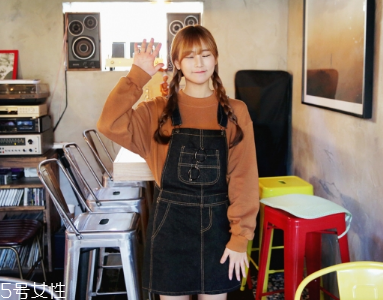 牛仔連衣裙里面穿什么？牛仔連衣裙內(nèi)搭圖片