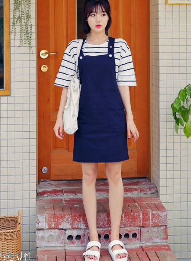 牛仔連衣裙里面穿什么？牛仔連衣裙內(nèi)搭圖片