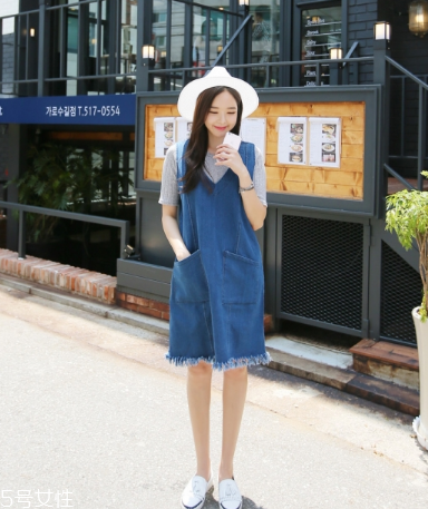 牛仔連衣裙里面穿什么？牛仔連衣裙內(nèi)搭圖片