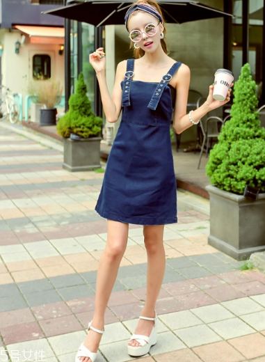 牛仔連衣裙里面穿什么？牛仔連衣裙內(nèi)搭圖片