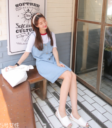 牛仔連衣裙里面穿什么？牛仔連衣裙內(nèi)搭圖片