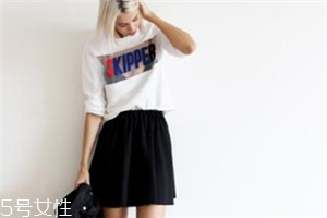 黑色半身裙怎么搭配？黑色半身裙搭配技巧