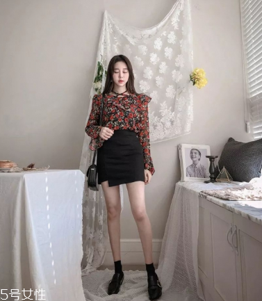 黑色半身裙怎么搭配？黑色半身裙搭配技巧