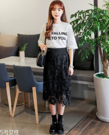 黑色半身裙怎么搭配？黑色半身裙搭配技巧