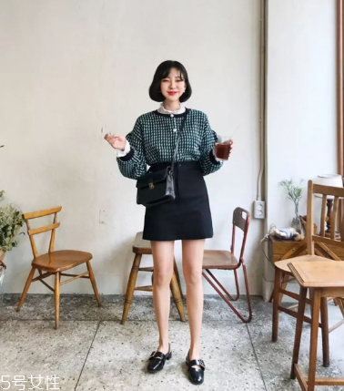 黑色半身裙怎么搭配？黑色半身裙搭配技巧