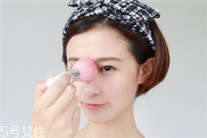 定妝粉如何挑選 定妝粉和粉餅的區(qū)別 定妝粉如何挑選 定妝粉和粉餅的區(qū)別