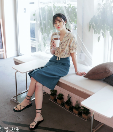 高腰短裙怎么搭配上衣？高腰短裙搭配上衣圖片