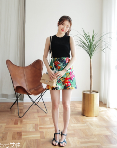 高腰短裙怎么搭配上衣？高腰短裙搭配上衣圖片