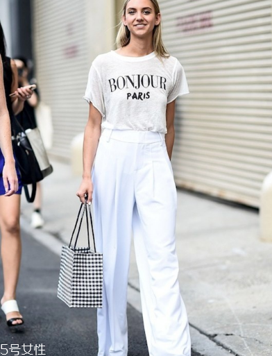 白色t恤怎么搭配？白色t恤常見搭配技巧