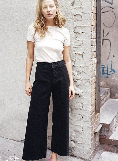 白色t恤怎么搭配？白色t恤常見搭配技巧