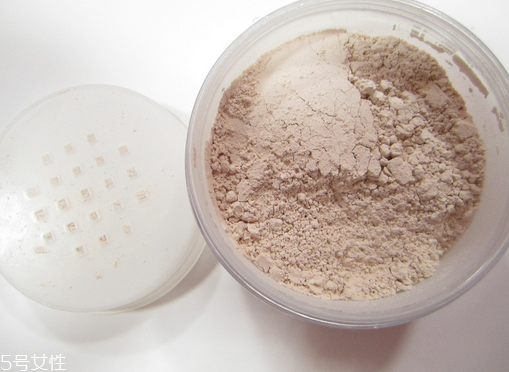 定妝粉如何挑選 定妝粉和粉餅的區(qū)別 定妝粉如何挑選 定妝粉和粉餅的區(qū)別