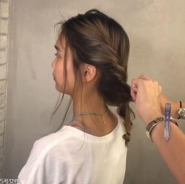 最好看的日系麻花盤發(fā)圖解步驟 最好看的日系麻花盤發(fā)圖解步驟