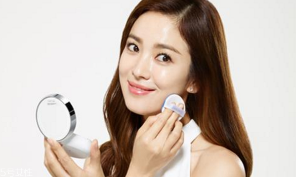 先用氣墊bb霜還是先用粉餅 氣墊bb霜和粉餅正確化妝順序 先用氣墊bb霜還是先用粉餅 氣墊bb霜和粉餅正確化妝順序