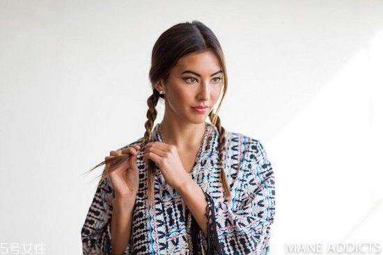 最好看的日系麻花盤發(fā)圖解步驟 最好看的日系麻花盤發(fā)圖解步驟