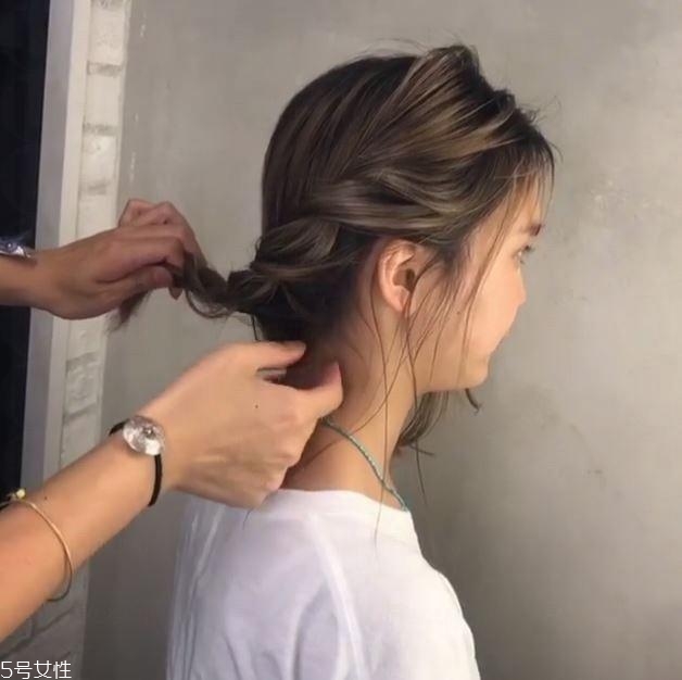 最好看的日系麻花盤發(fā)圖解步驟 最好看的日系麻花盤發(fā)圖解步驟