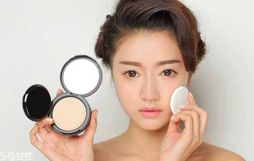粉餅可以用來(lái)定妝嗎 粉餅美妝小貼士 粉餅可以用來(lái)定妝嗎 粉餅美妝小貼士