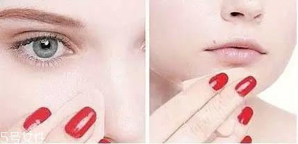 化妝卡粉是什么意思 導(dǎo)致卡粉的原因和解決方法