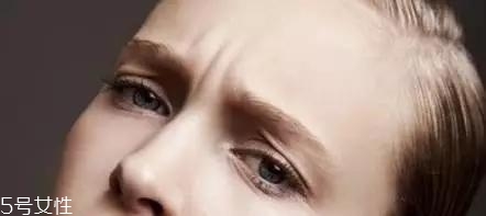 化妝卡粉是什么意思 導(dǎo)致卡粉的原因和解決方法 化妝卡粉是什么意思 導(dǎo)致卡粉的原因和解決方法