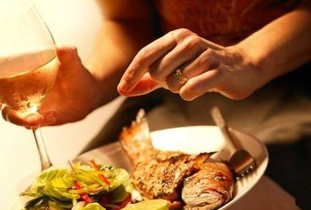 白葡萄酒可以做菜嗎 白葡萄酒烹飪技巧 白葡萄酒可以做菜嗎 白葡萄酒烹飪技巧