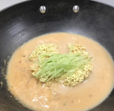 牛奶辛拉面煮多久？牛奶辛拉面牛奶和水的比例