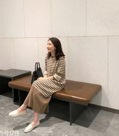 條紋連衣裙配什么鞋子？條紋連衣裙搭配鞋子圖片
