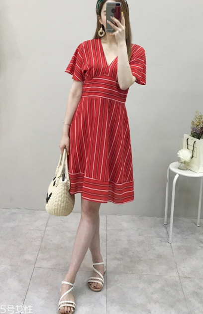 條紋連衣裙配什么鞋子？條紋連衣裙搭配鞋子圖片