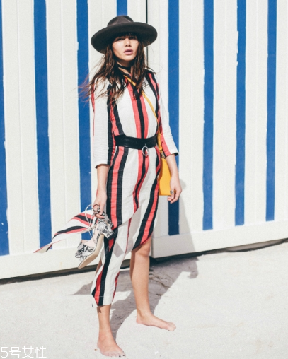 條紋連衣裙配什么鞋子？條紋連衣裙搭配鞋子圖片
