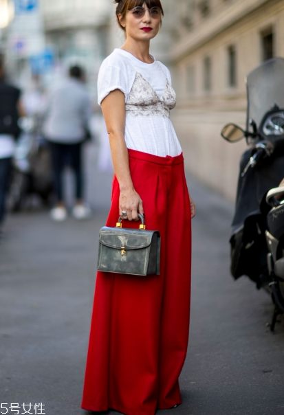 白色t恤配什么褲子？白色t恤搭配褲子圖片