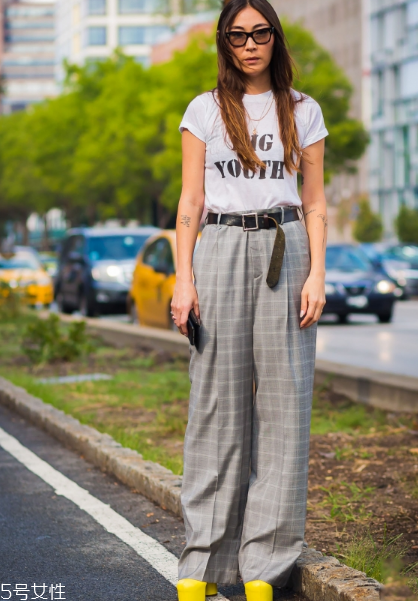 白色t恤配什么褲子？白色t恤搭配褲子圖片