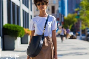 白色t恤配什么裙子？白色t恤搭配裙子圖片