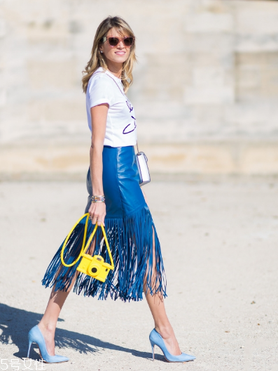 白色t恤配什么裙子？白色t恤搭配裙子圖片