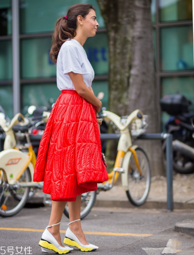 白色t恤配什么裙子？白色t恤搭配裙子圖片