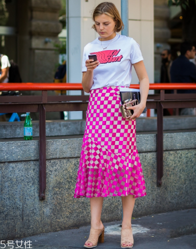 白色t恤配什么裙子？白色t恤搭配裙子圖片