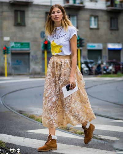 白色t恤配什么裙子？白色t恤搭配裙子圖片