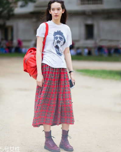 白色t恤配什么裙子？白色t恤搭配裙子圖片